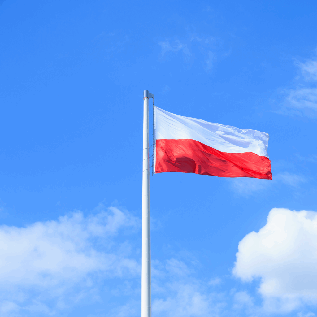 Flaga Polski na tle nieba