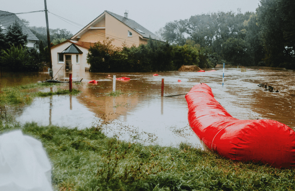 Powódź w okolicy domów